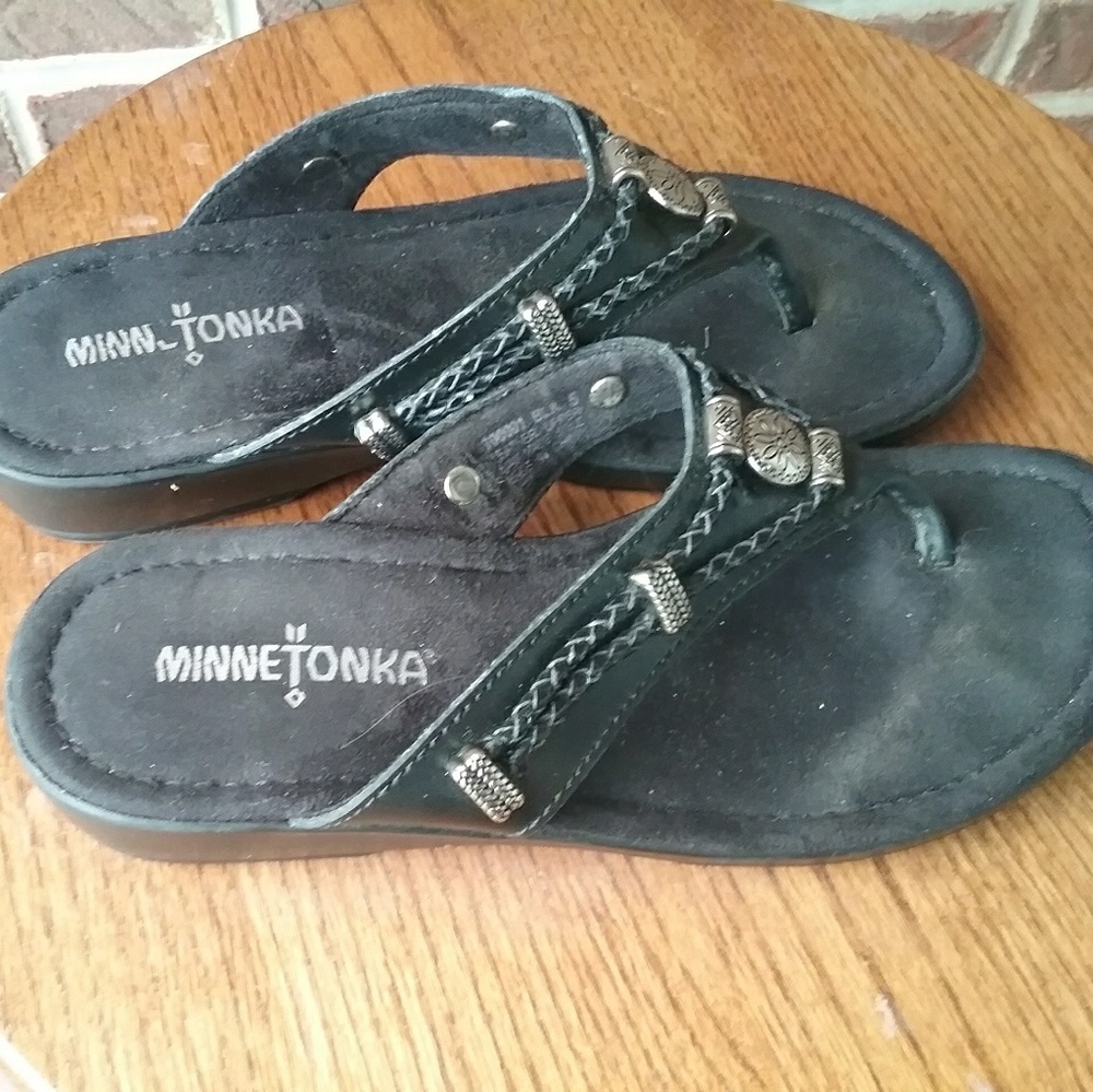 Minnetonka Black Leather Sandals Southwestern - Picture 2 of 6